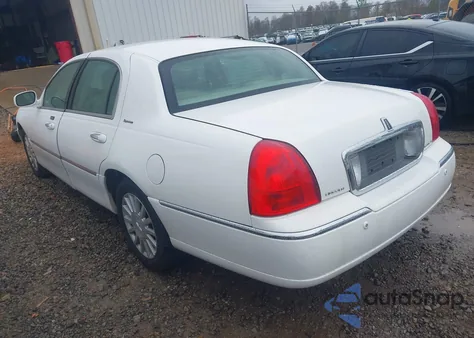 2003 Lincoln Town Car Signature z USA, uszkodzony, nr VIN 1LNHM82W33Y670022